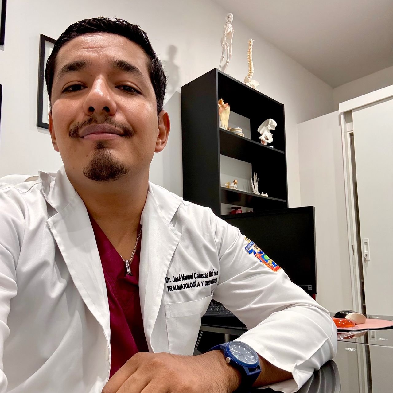 Dr. José Manuel Cabezas en consultorio